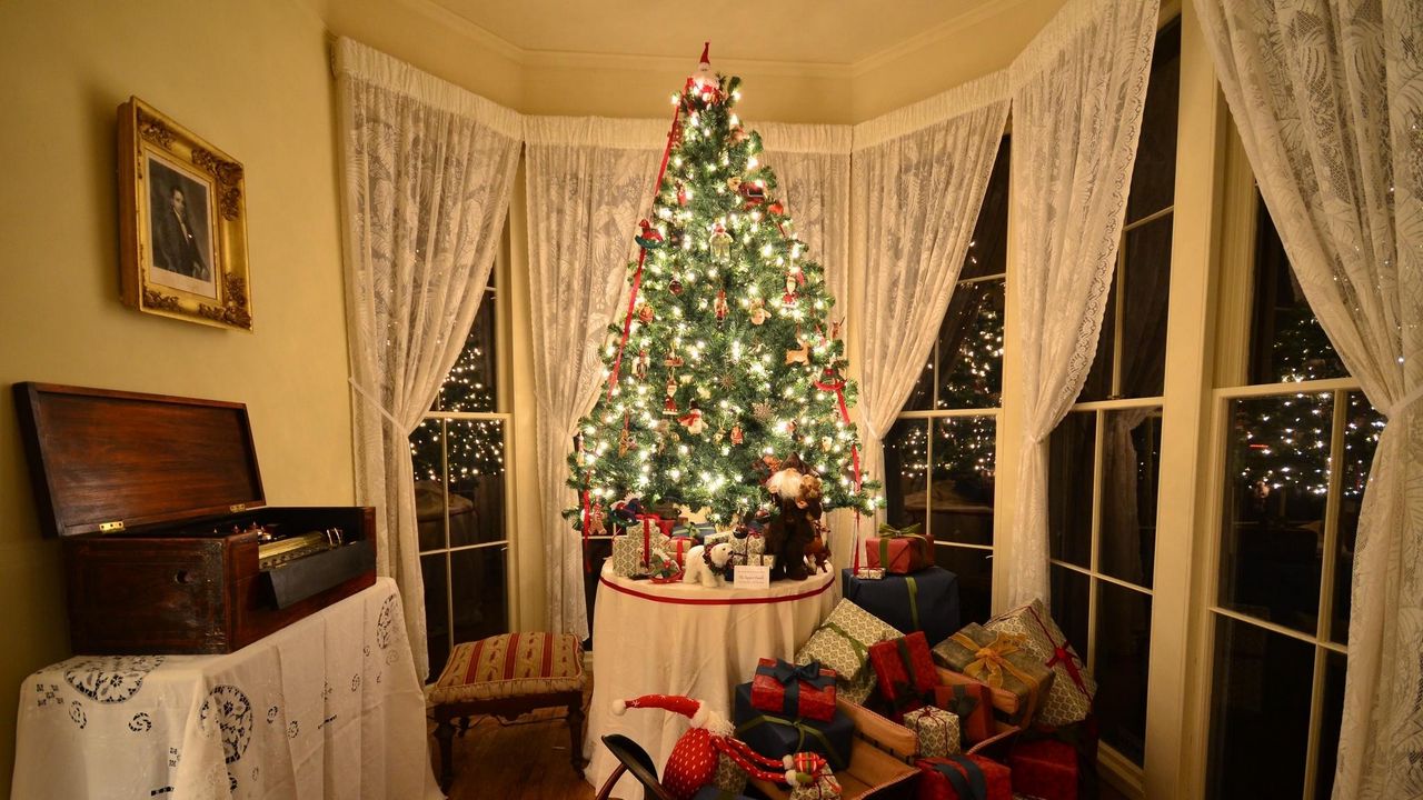 Wallpaper christmas tree, presents, sleigh, lodgings