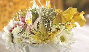 Preview wallpaper chrysanthemum, lily, landysh, gypsophila, bouquet, piala, close-up, tenderness