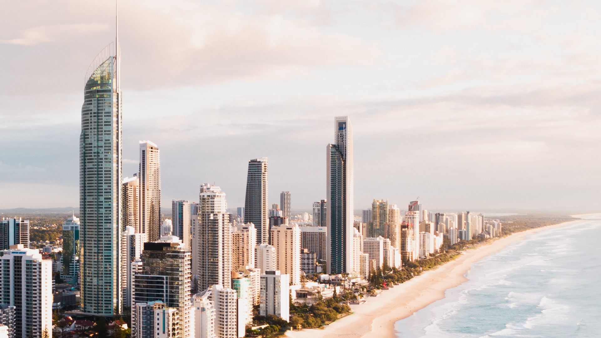 Beach building. Ночной Дубай. Маленькие жилые дома на побережье для города.