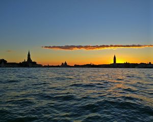 Preview wallpaper city, horizon, dawn, water, ripples