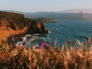 Preview wallpaper cliff, sea, mountains, fog, shore, grass