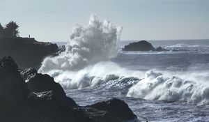 Preview wallpaper cliff, silhouette, alone, sea, waves, storm