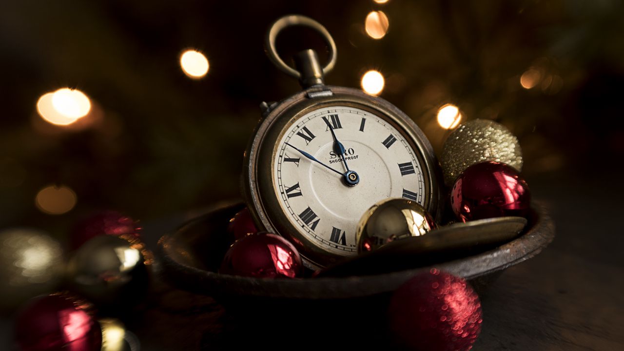 Wallpaper clock, balls, decoration, vintage, new year, christmas