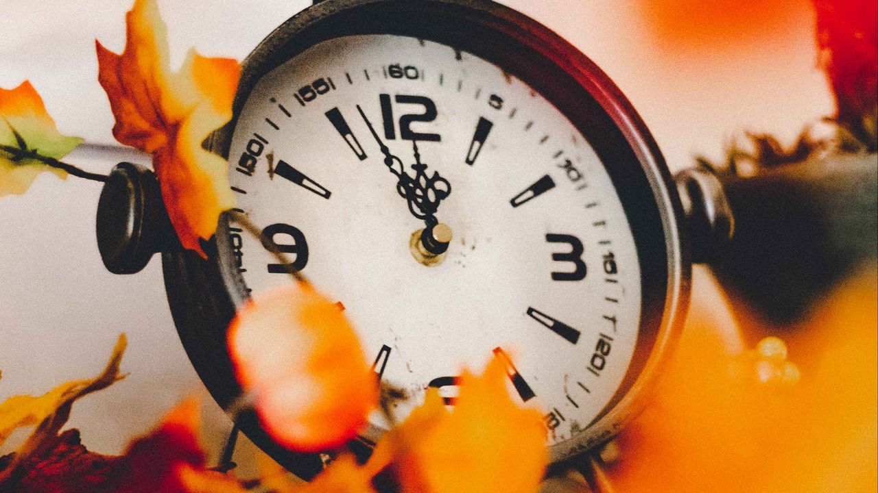 Wallpaper clock, dial, leaves, yellow