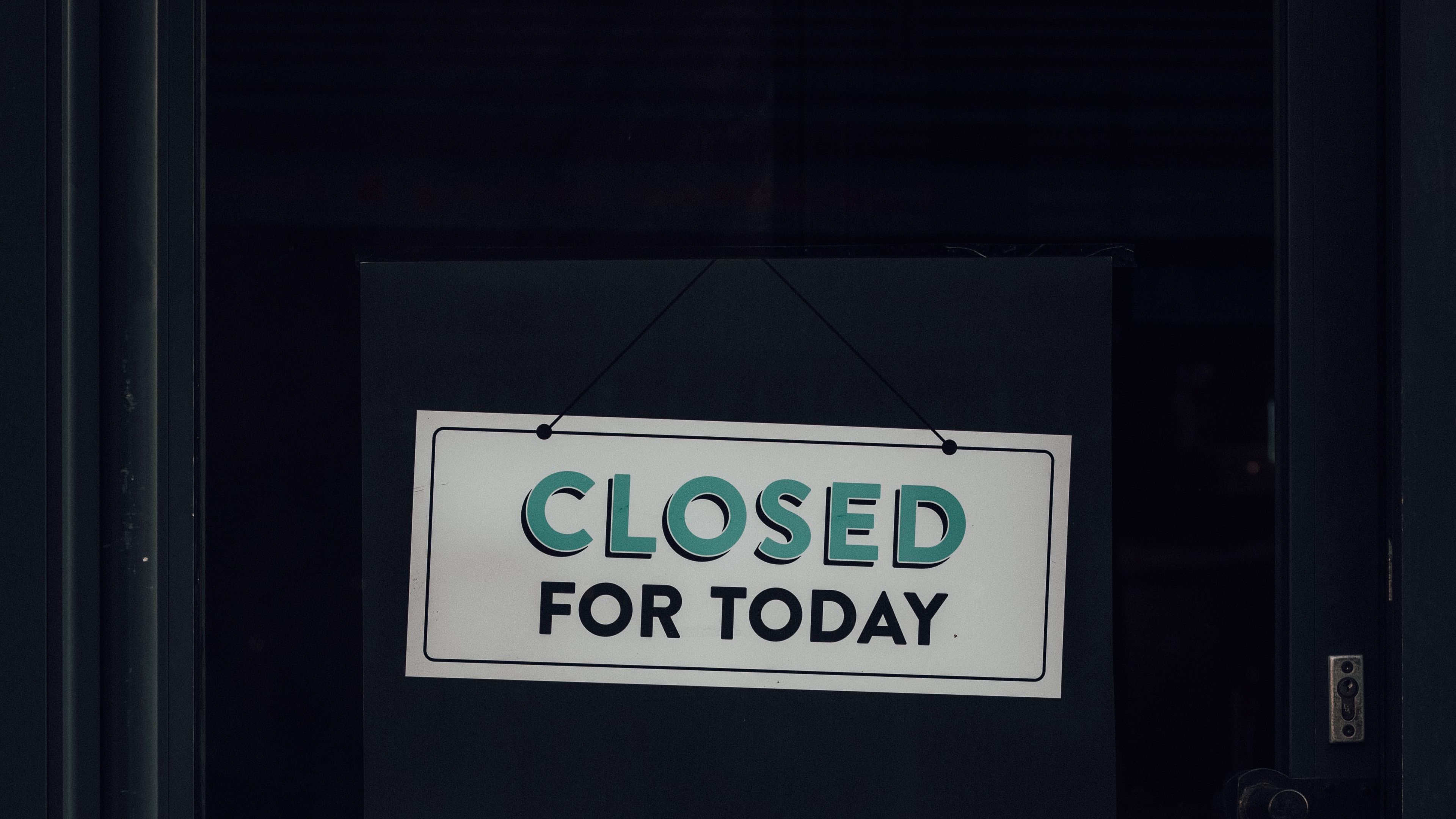 Download wallpaper 3840x2160 closed, sign, door, inscription, text 4k