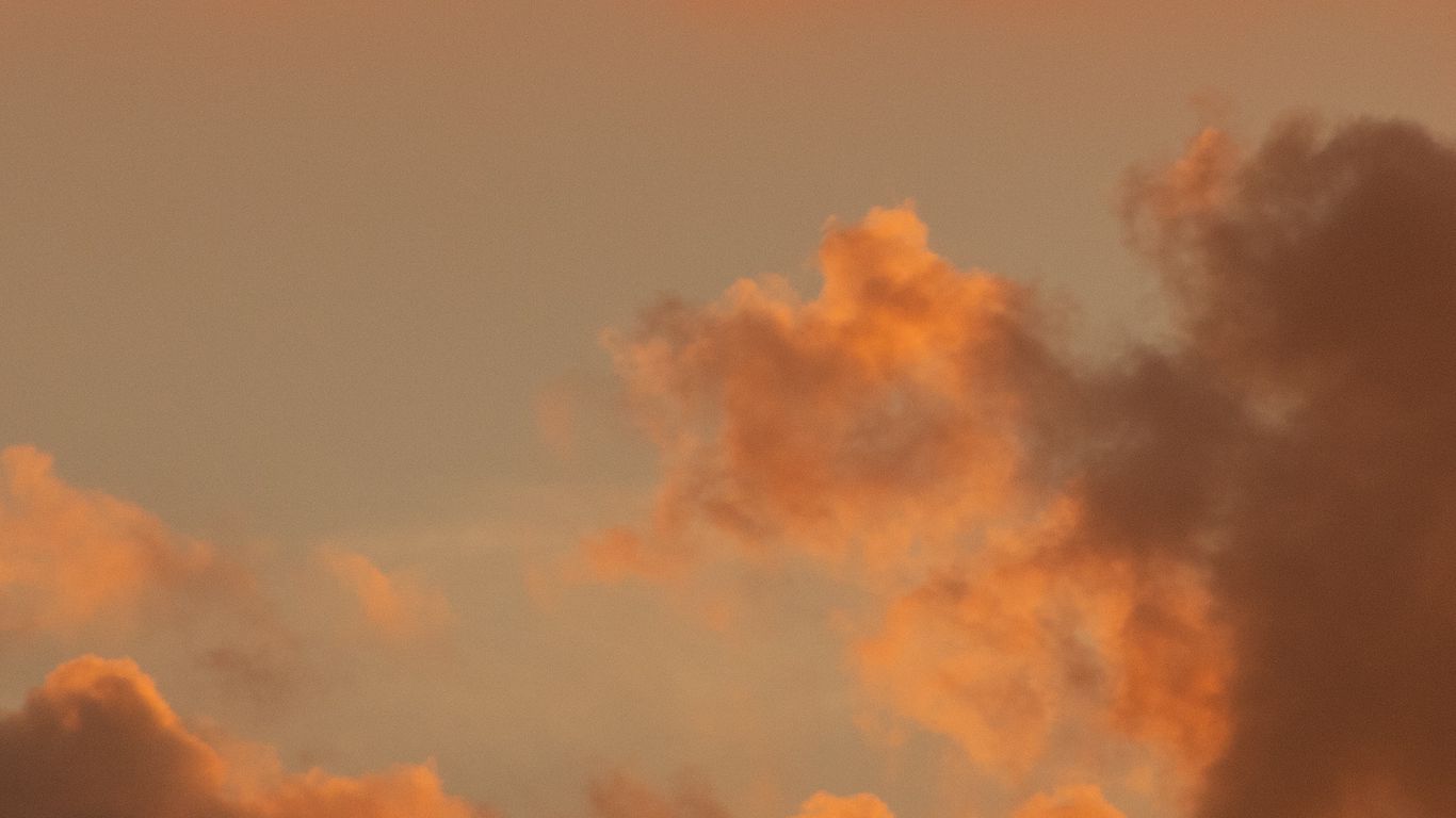 Sắc màu chuyển mình của bầu trời lúc hoàng hôn là điều tuyệt vời nhất để chiêm ngưỡng. Thử ngắm nhìn bức hình sunset wallpaper với những tông màu đỏ cam đang trải dài trên nền trời xuyên suốt đến chân đất, bạn chắc chắn sẽ không thể rời mắt.