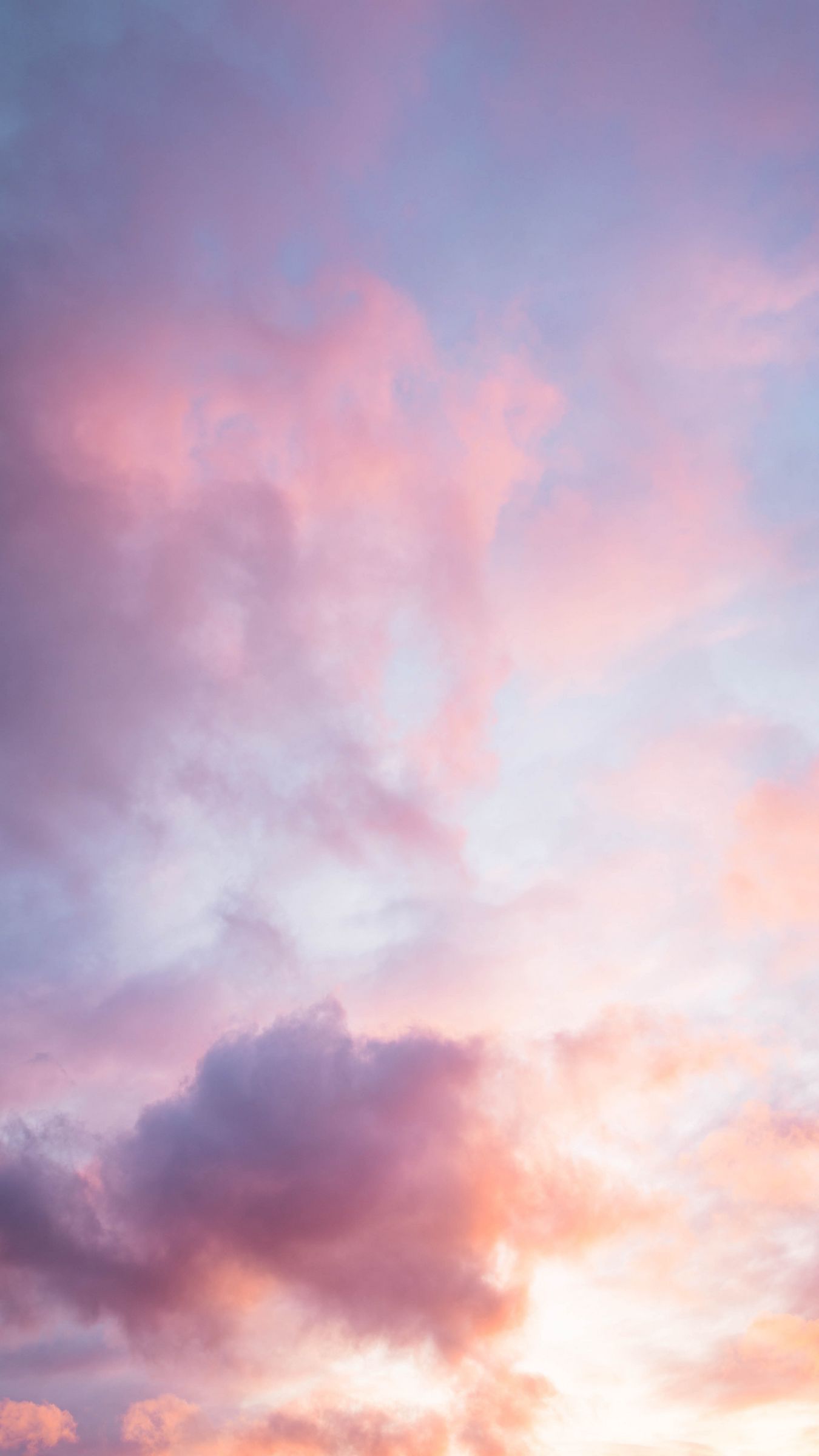 Những đám mây hoàng hôn trong bức tranh tạo nên một khung cảnh tuyệt đẹp, ngời sáng và lãng mạn. Hãy chiêm ngưỡng những tia nắng vàng rực rỡ khi chúng chiếu xuống mặt đất và mang lại cho bạn cảm giác yên bình và thư thái. 