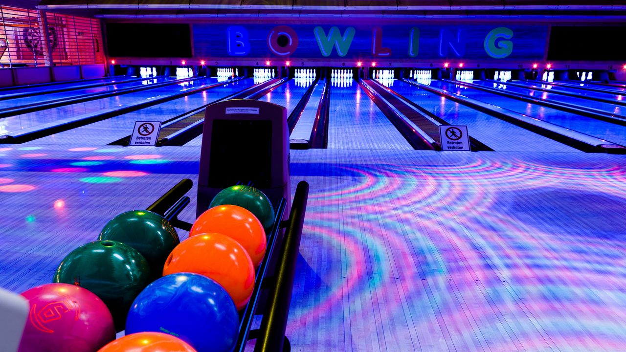 Wallpaper club, bowling, balls