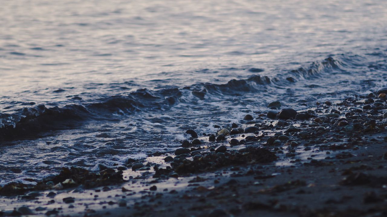 Wallpaper coast, pebbles, sea, waves, blur