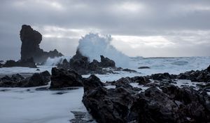 Preview wallpaper coast, rocks, sea, waves, spray, water