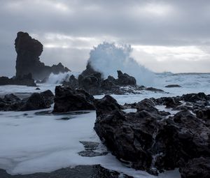 Preview wallpaper coast, rocks, sea, waves, spray, water