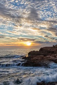 Preview wallpaper coast, rocks, sea, waves, splashes, sunrise