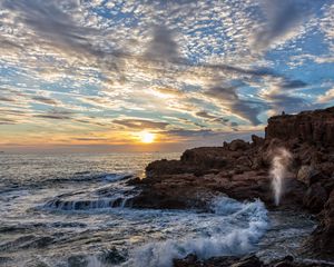 Preview wallpaper coast, rocks, sea, waves, splashes, sunrise