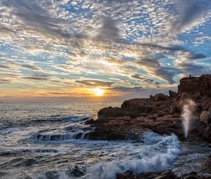 Preview wallpaper coast, rocks, sea, waves, splashes, sunrise