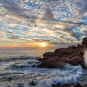 Preview wallpaper coast, rocks, sea, waves, splashes, sunrise