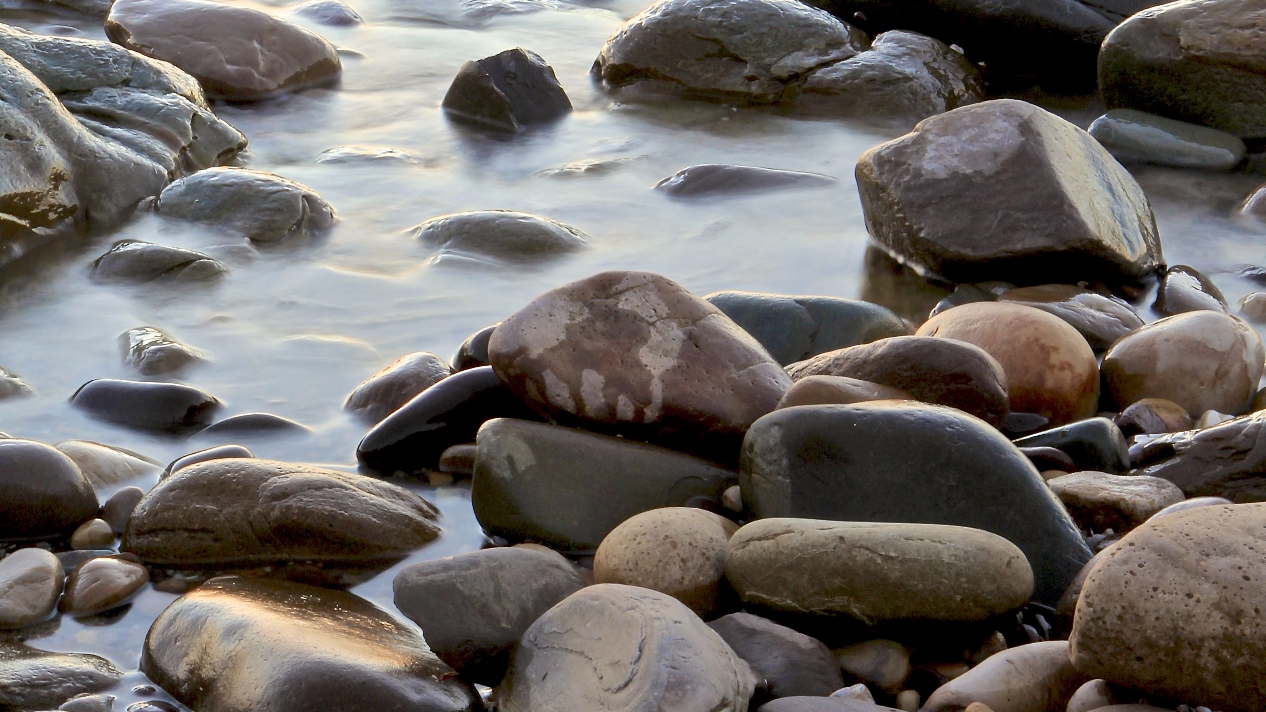 Download wallpaper 2560x1440 coast, sea, water, stones widescreen 16:9