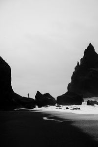 Preview wallpaper coast, silhouettes, bw, surf, cliff