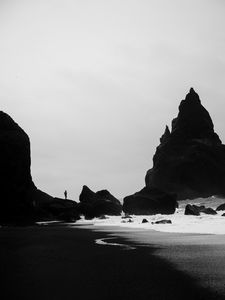 Preview wallpaper coast, silhouettes, bw, surf, cliff