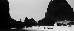 Preview wallpaper coast, silhouettes, bw, surf, cliff