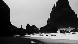 Preview wallpaper coast, silhouettes, bw, surf, cliff