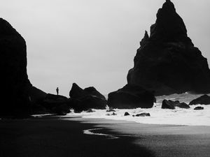 Preview wallpaper coast, silhouettes, bw, surf, cliff