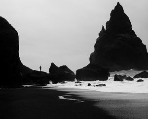 Preview wallpaper coast, silhouettes, bw, surf, cliff