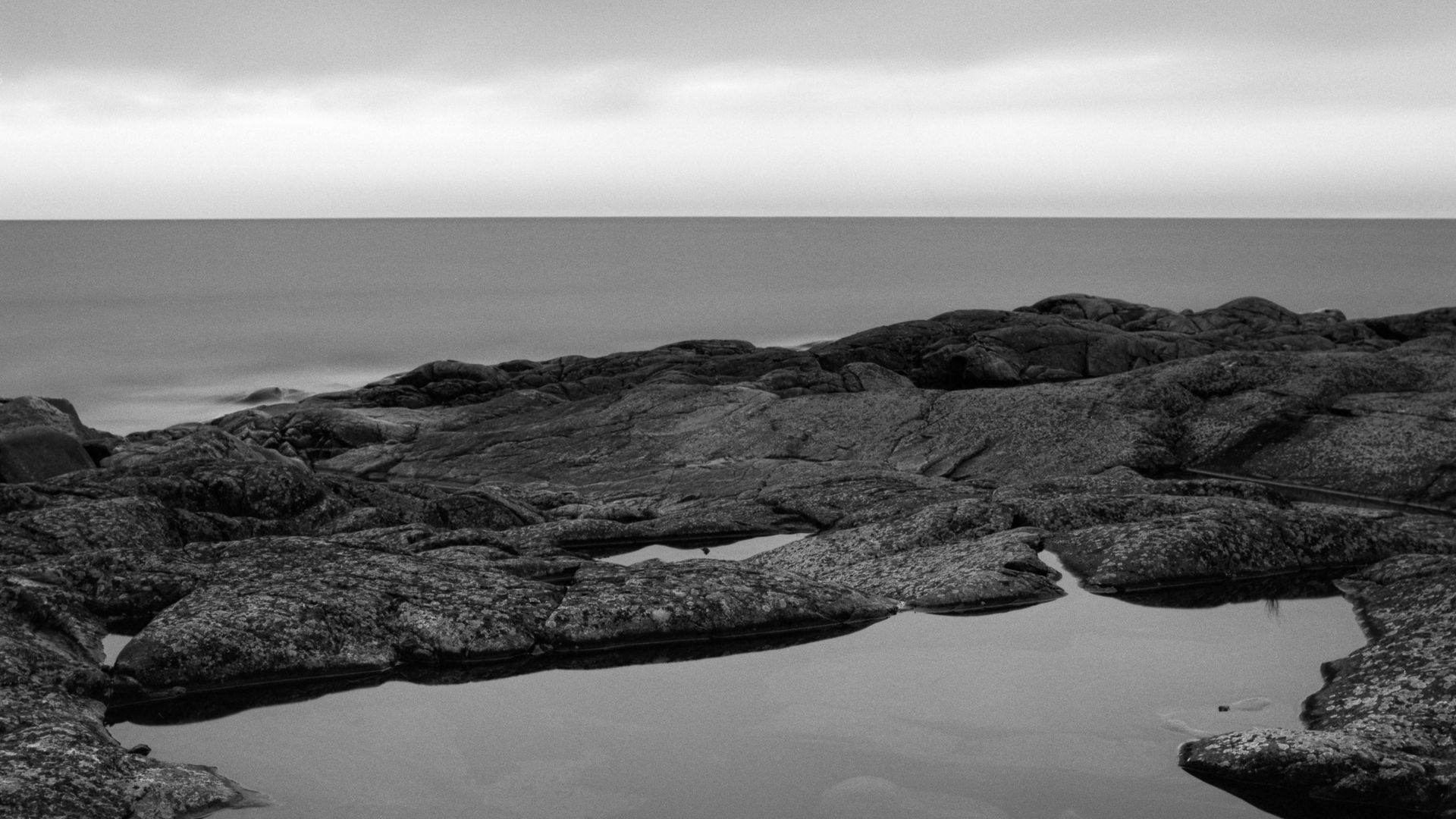 Download wallpaper 1920x1080 coast, water, sea, black and white ...