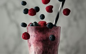 Preview wallpaper cocktail, smoothie, drink, berries, raspberries, blueberries