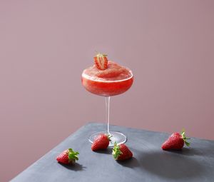 Preview wallpaper cocktail, strawberry, glass, pink
