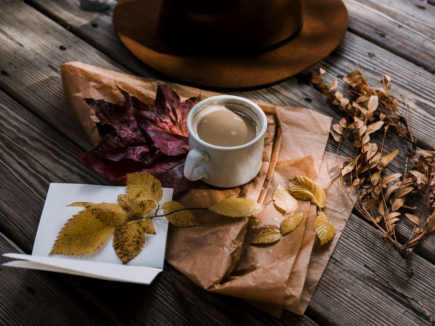 1400x1050 Wallpaper coffee, autumn, hat, foliage