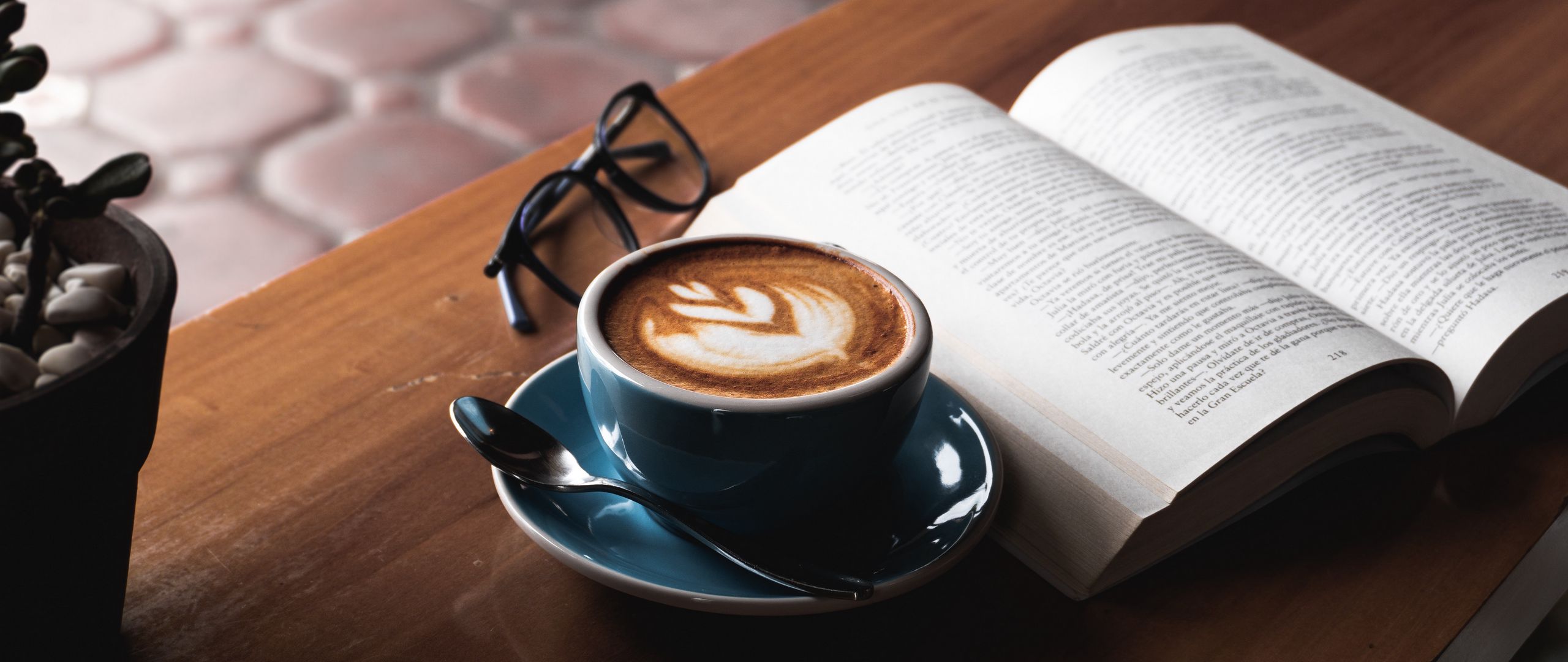 За чашечкой кофе на дзен читать рассказы. Книга о кофе. Кофе на столе. Книга и кофе на столе. Чашка кофе и книга.