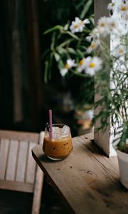 Preview wallpaper coffee, drink, ice, glass, chamomile, flowers