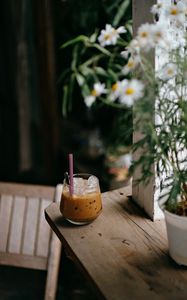 Preview wallpaper coffee, drink, ice, glass, chamomile, flowers