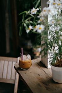 Preview wallpaper coffee, drink, ice, glass, chamomile, flowers