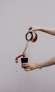 Preview wallpaper coffee, glass, spray, hands