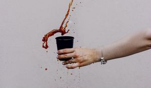 Preview wallpaper coffee, glass, spray, hands