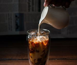Preview wallpaper coffee, milk, ice, glass, hand