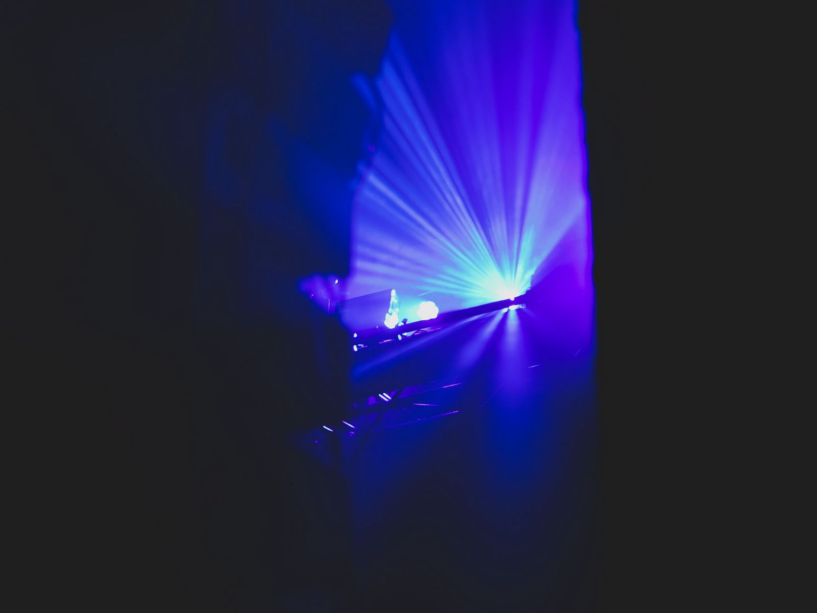 1600x1200 Wallpaper color light, blue, light organ