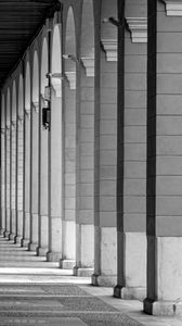 Preview wallpaper columns, architecture, bw, light