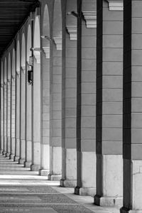 Preview wallpaper columns, architecture, bw, light