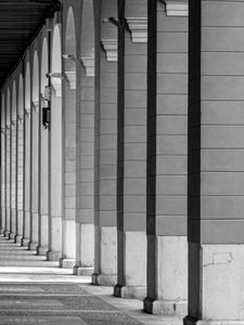 Preview wallpaper columns, architecture, bw, light