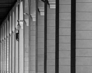 Preview wallpaper columns, architecture, bw, light