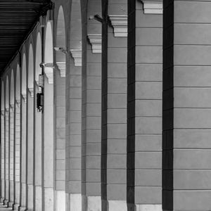 Preview wallpaper columns, architecture, bw, light