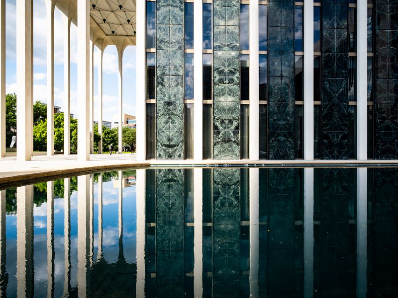 800x600 Wallpaper columns, building, facade, architecture, water, reflection