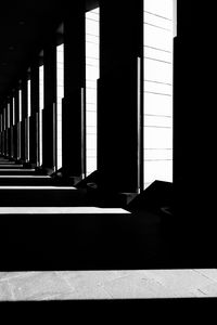 Preview wallpaper columns, light, shadows, black and white