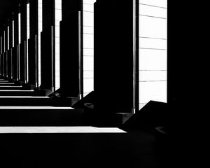 Preview wallpaper columns, light, shadows, black and white