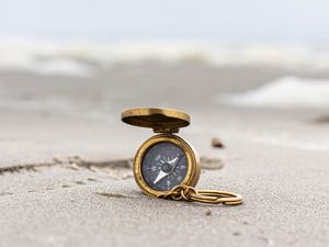 Preview wallpaper compass, beach, sand