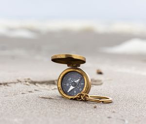 Preview wallpaper compass, beach, sand