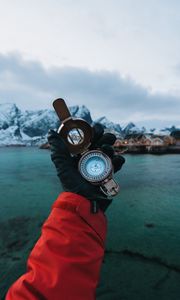 Preview wallpaper compass, hand, travel, gloves