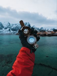 Preview wallpaper compass, hand, travel, gloves